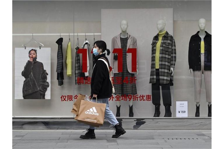 Der Konsum in China erholt sich aufgrund einzelner, neuer Corona-Ausbrüche nur sehr langsam. Foto: Andy Wong/AP/dpa