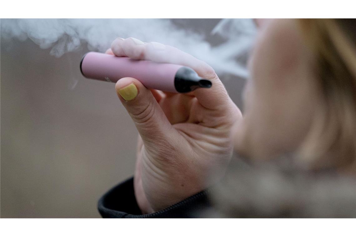 Der Konsum von E-Zigaretten gilt als gefährlich. (Symbolbild)