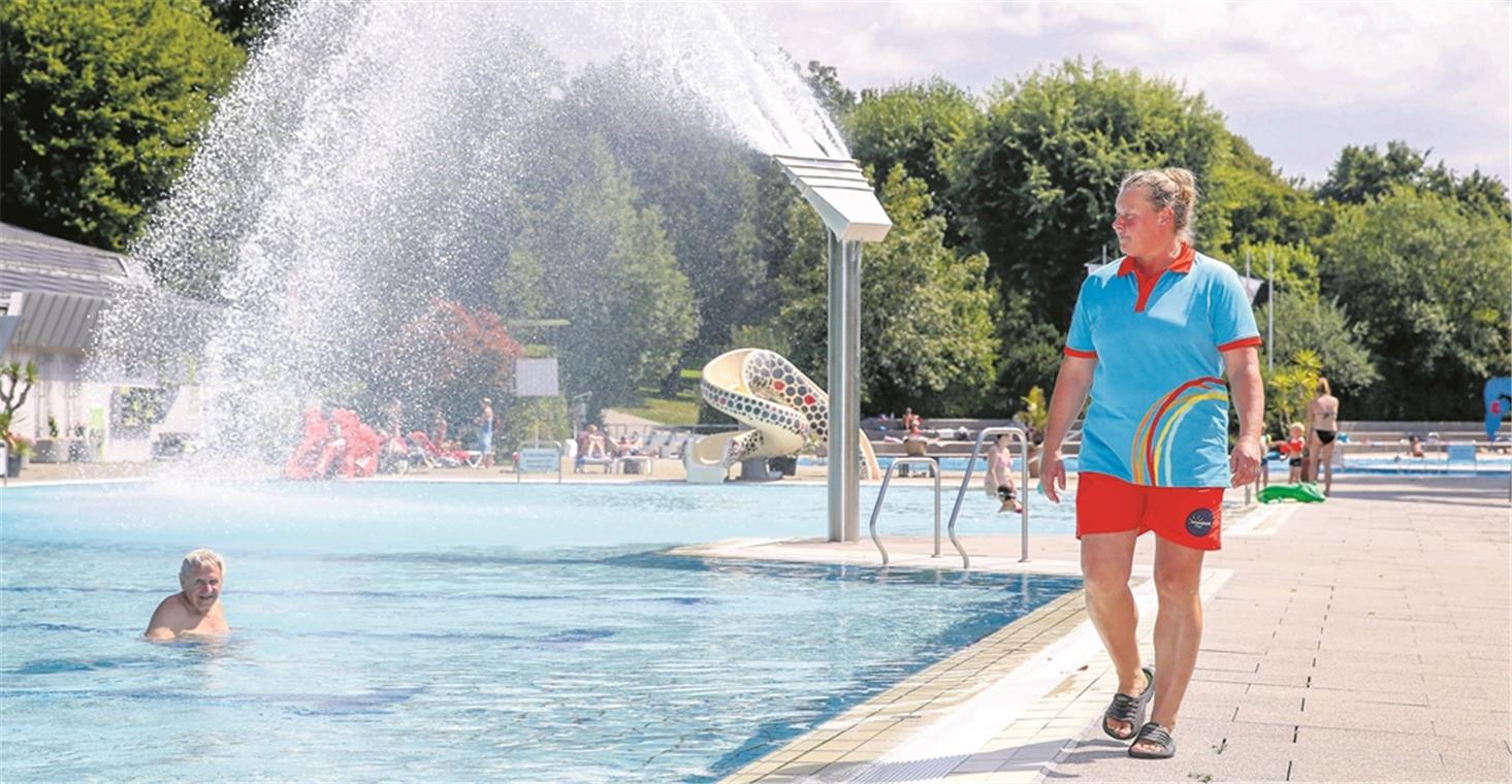 Der Kontakt mit den Badegästen ist Schwimmmeisterin Andrea Schmied sehr wichtig. Zudem liebt sie die Vielseitigkeit ihres Berufs. Foto: A. Becher