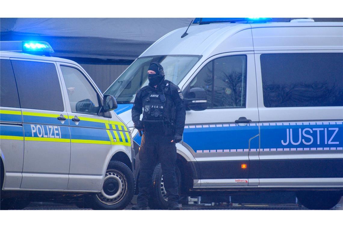 Der Konvoi mit Taleb al-Abdulmohsen fährt vor das temporäre Gerichtsgebäude in Magdeburg.