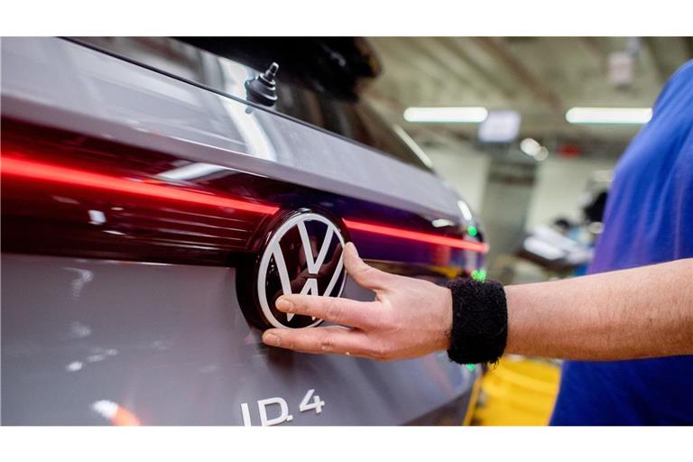 Der Konzern ruft E-Autos in die Werkstatt.