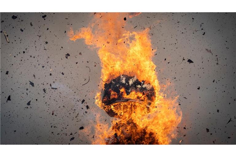 Der Kopf des "Böögg" explodiert nach 12 Minuten und 48 Sekunden auf dem Sechseläutenplatz in Zürich.  Das Sechseläuten ist ein traditionelles Winterabschlussfest mit einem Umzug von Zünften in historischen Uniformen zu Pferd und der Verbrennung des Böögg, eines symbolischen Schneemanns.