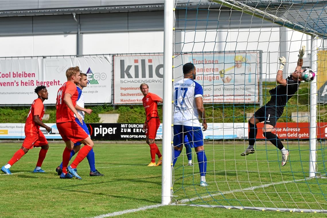 Der Kopfball von Kai Gehring (Dritter von rechts) landet unhaltbar für Halls Torhüter Nico Purtscher zum 3:2-Siegtreffer für Großaspach im Netz. Foto: T. Sellmaier