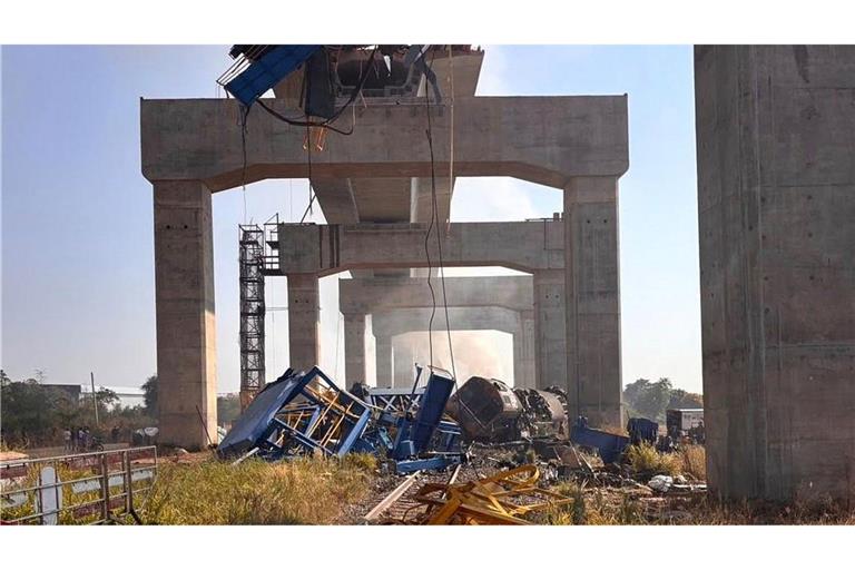 Der Kran war an Bauarbeiten an einer Hochgeschwindigkeitsstrecke beteiligt.