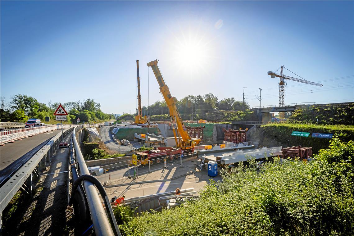 Der Kran zum Brückeneinhub wird vorbereitet. Foto: Alexander Becher