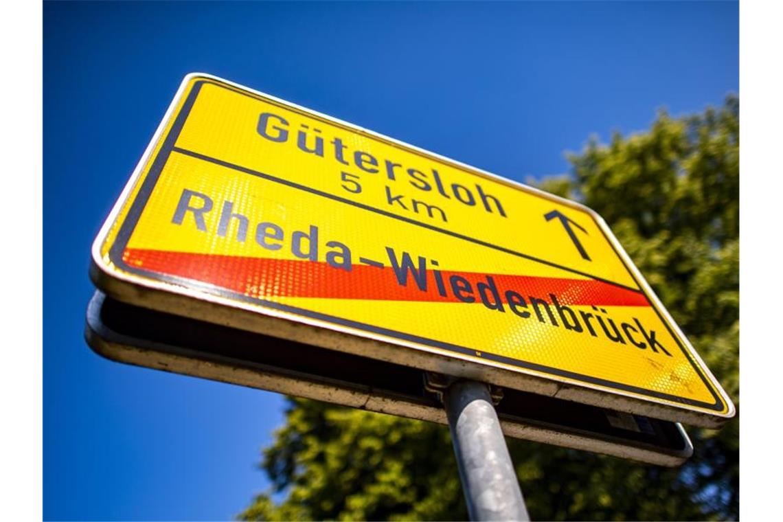 Merkel warnt vor Corona-Leichtsinn: „Lage ist ernst“ Der Kreis Gütersloh ist der einzige Kreis in Deutschland oberhalb der Marke von „50 auf 100.000“. Foto: David Inderlied/dpa
