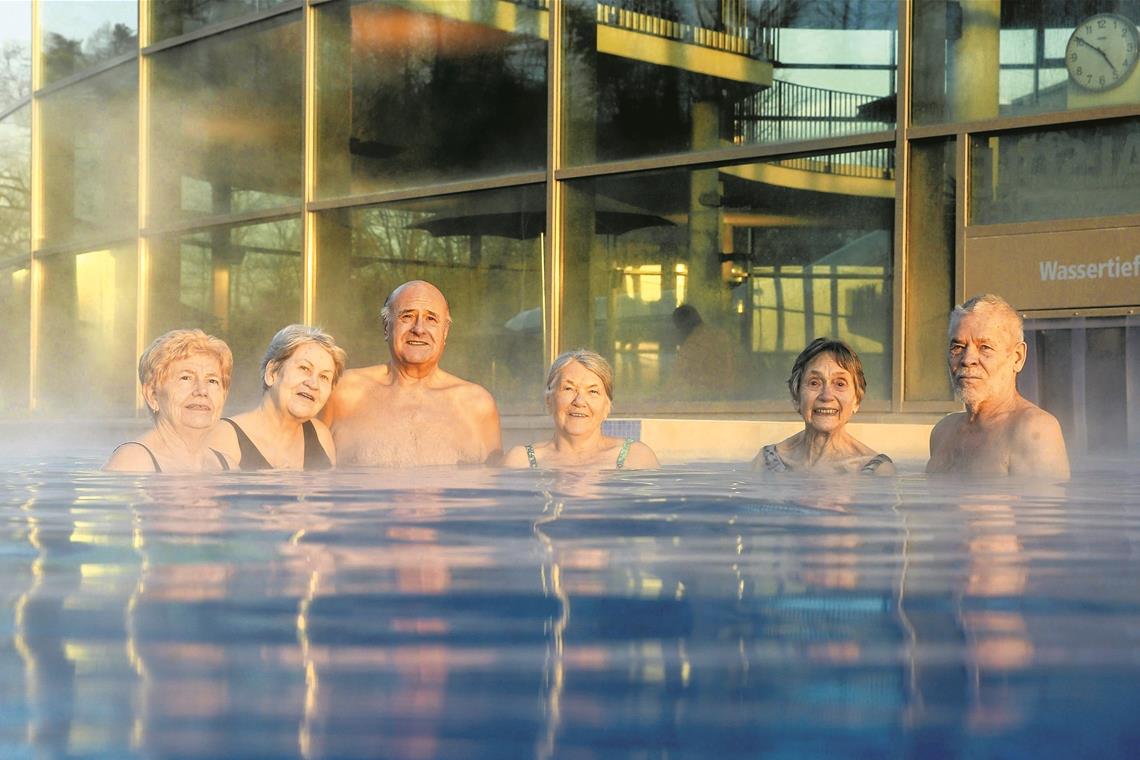 Mehr Zeit fürs Reisen und Brotbacken Der Kreis schließt sich: Mit der Betreuung der behinderten Schwimmer begann die Vereinsarbeit von Günther Doderer (Dritter von links), dieser Gruppe bleibt er auch künftig treu. Foto: A. Becher