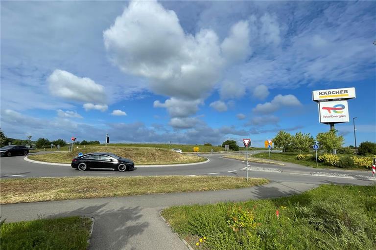 Der Kreisverkehr an der B-14-Ausfahrt Winnenden-West soll durch eine Ampelkreuzung ersetzt werden. Das hat der Umwelt- und Verkehrsausschuss beschlossen. Foto: Kornelius Fritz