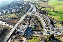 Der Kreisverkehr Aspacher Straße/Dresdener Ring (links) wird zurückgebaut, die bisherige Rampe von und zur B14 voll gesperrt. Die neue Auffahrt ist nur aus Richtung Aspach in Richtung Stuttgart nutzbar. Die alte Brücke über die Aspacher Straße wird abgerissen. Foto: Ulrich Maier