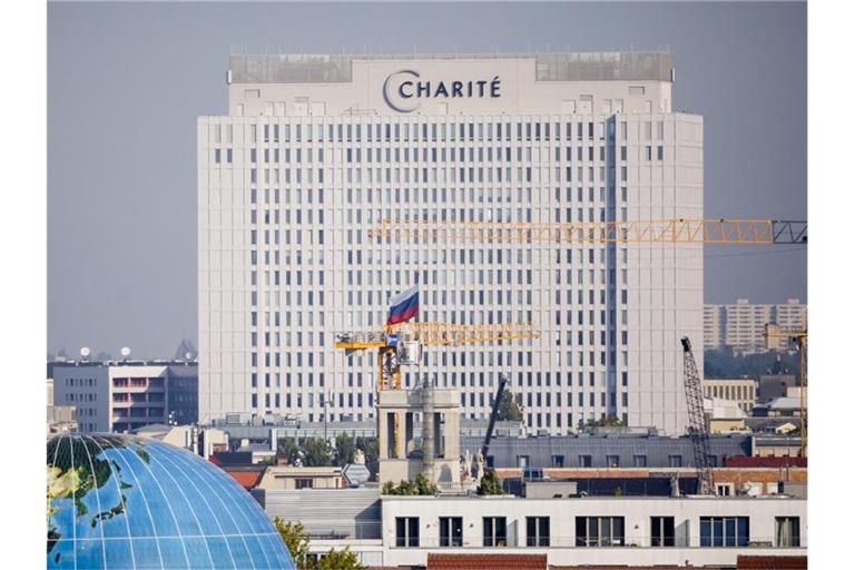 Der Kremlkritiker Nawalny hat sich knapp vier Wochen nach seiner Vergiftung zum ersten Mal vom Krankenbett in der Berliner Charité aus zu Wort gemeldet. Foto: Christoph Soeder/dpa