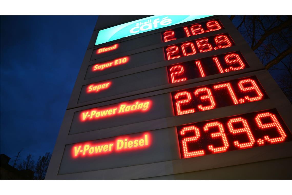 Der Krieg im Nahen Osten kommt auch bei den Tankstellen an. (Symbolbild)