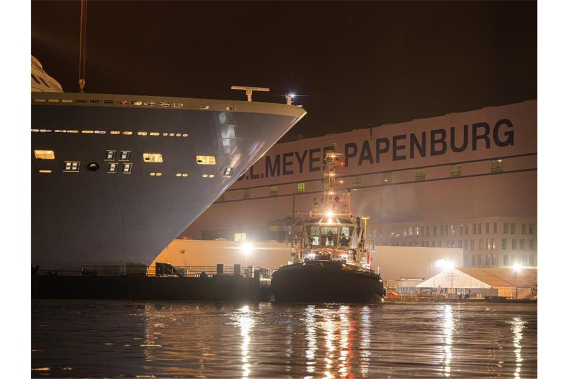Der kriselnde Kreuzfahrtschiffbauer Meyer-Werft will in Papenburg Stellen abbauen. Foto: Mohssen Assanimoghaddam/dpa