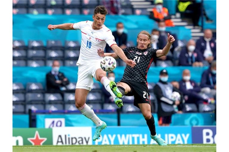 Der Kroate Domagoj Vida (r) und der Tscheche Patrik Schick kämpfen um den Ball. Foto: Andrew Milligan/PA Wire/dpa