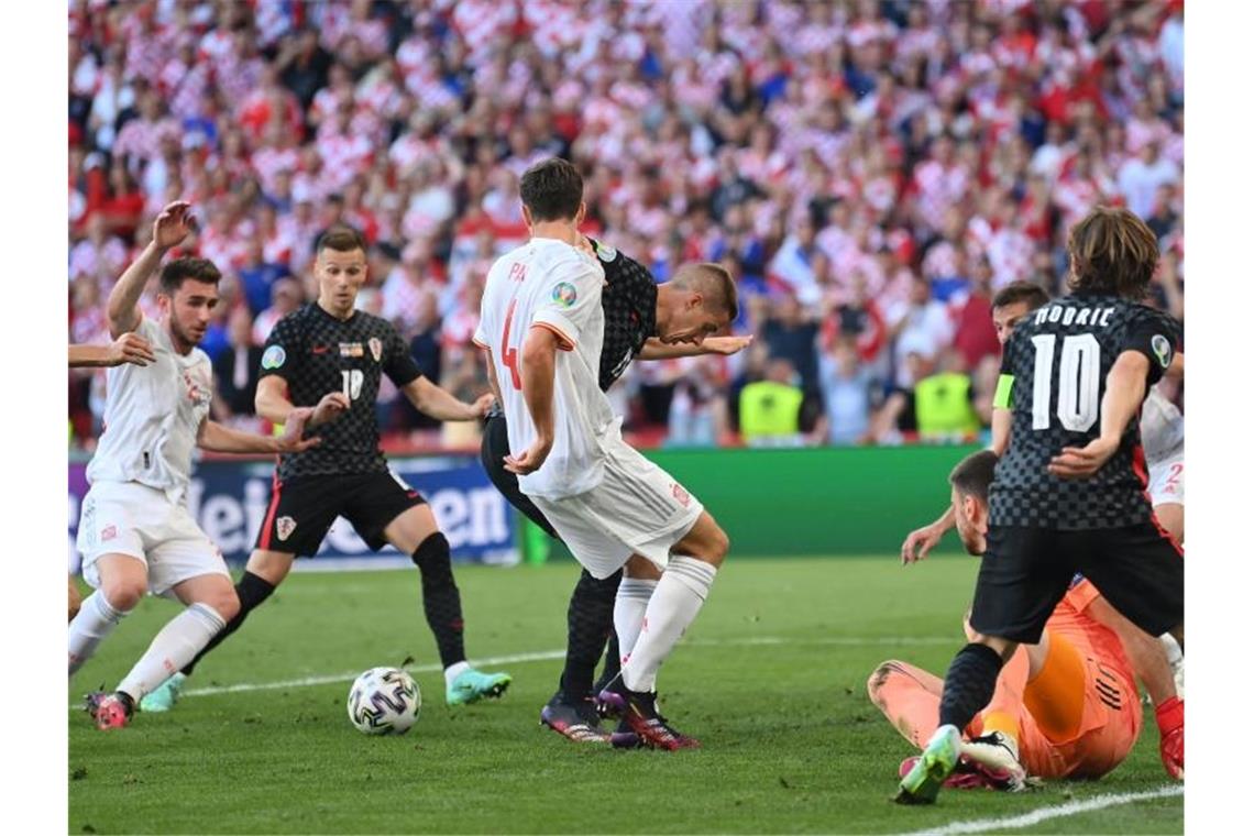 Nach Achtelfinal-Krimi: Spanien wirft Kroatien bei EM raus Der Kroate Mislav Orsic (2.v.l) verkürzte aus dem Gewühl auf 2:3. Foto: Stuart Franklin/Pool Getty/AP/dpa