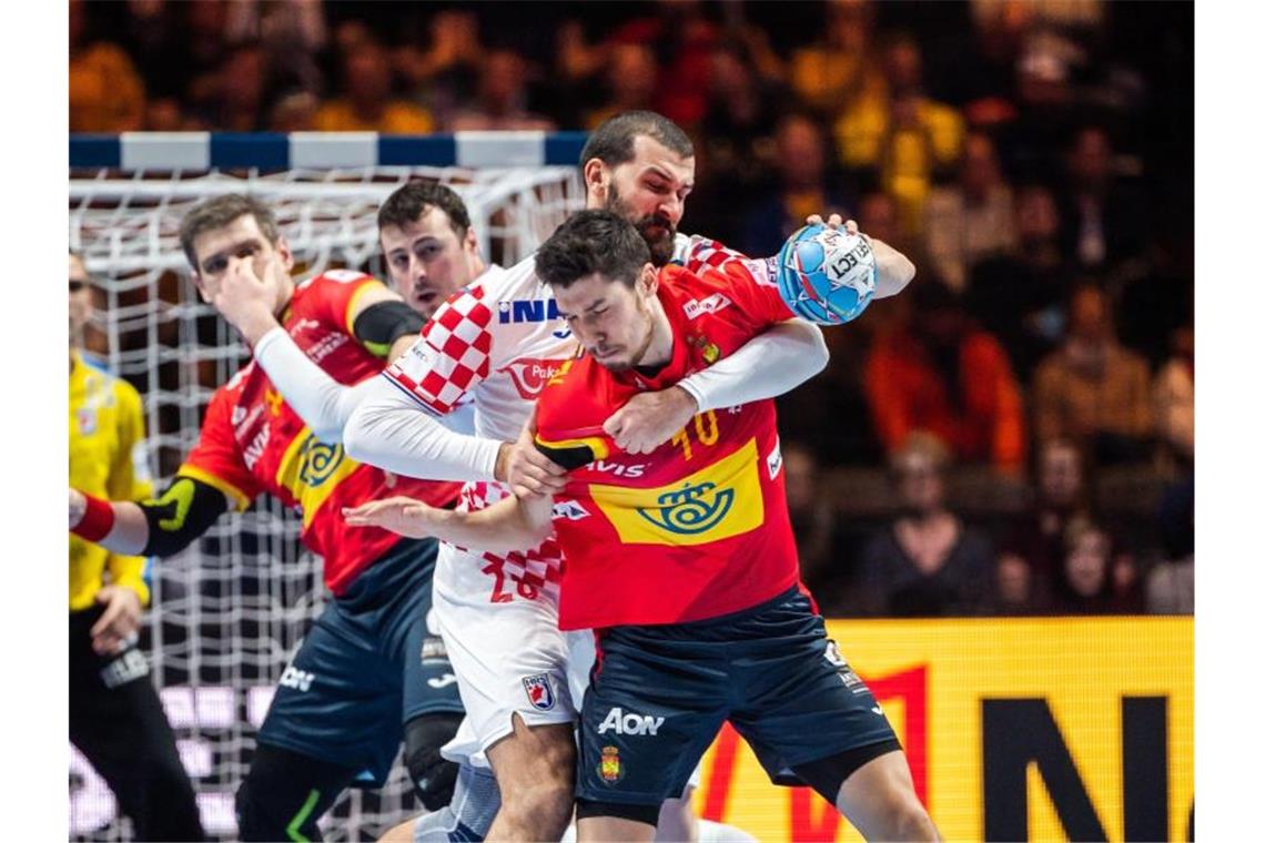 EM-Triumph für Spaniens Handballer: Sieg gegen Kroatien Der Kroate Zeljko Musa umklammert Alex Duschebajew. Foto: Johanna Lundberg/Bildbyran via ZUMA Press/dpa