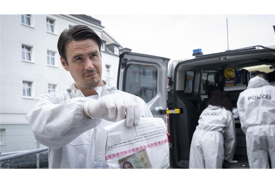 Wie war „Abstellgleis“, der neue „Tatort“ aus Dortmund? Der KTU-Chef Sebastian Haller (Tilman Strauß) am Tatort: Kommissar Faber gegenüber lässt er keine Provokation aus.