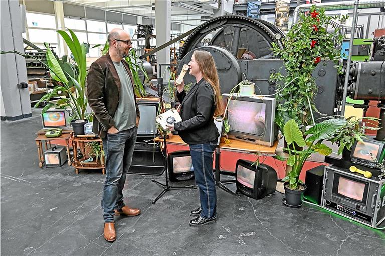 Der Künstler Fabian Kühfuß im Gespräch mit Sozial- und Kulturdezernentin Regine Wüllenweber vor dem „retrofuturistischen Technoaltar“ im Technikforum. Foto: Tobias Sellmaier