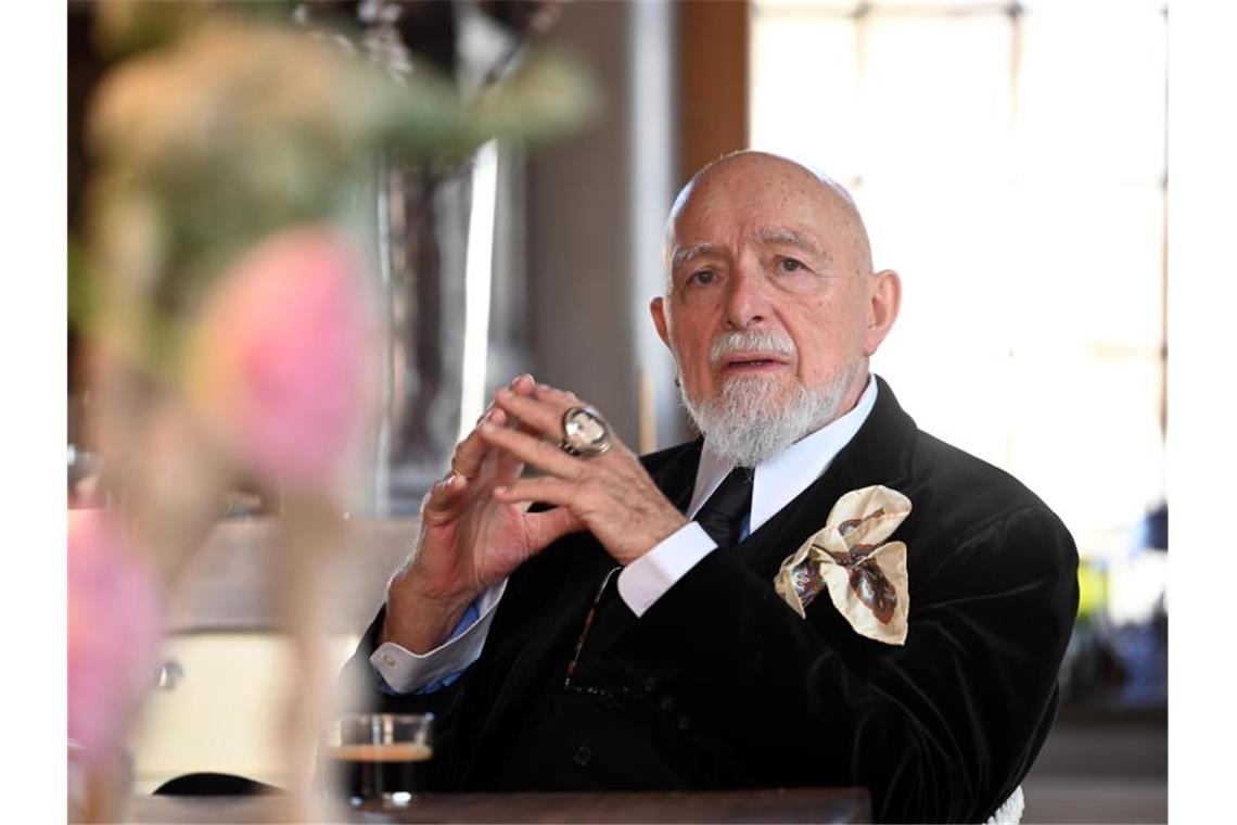 Der Künstler Markus Lüpertz sitzt in seinem Haus. Foto: Uli Deck/dpa/Archivbild