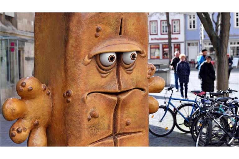 Der Künstler Thomas Lindner hat auch viele der bei Touristen und Kindern beliebten Skulpturen von Kinderfernsehen-Figuren im Erfurter Stadtgebiet geschaffen. Die Skulptur der KiKA-Figur Bernd das Brot schuf er gemeinsam mit Frank Meyer. (Archivbild)