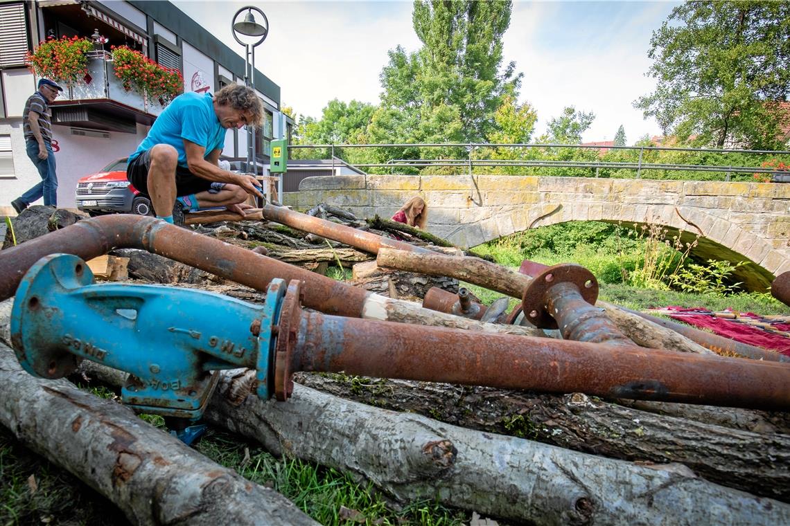 Ein Flussgeist aus alten Rohren und Baumteilen