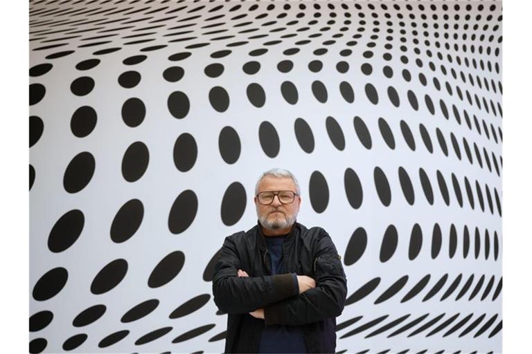 Der Künstler Tobias Rehberger steht in seiner Ausstellung „I do if I don't“ im Kunstmuseum Stuttgart. Foto: Marijan Murat/dpa