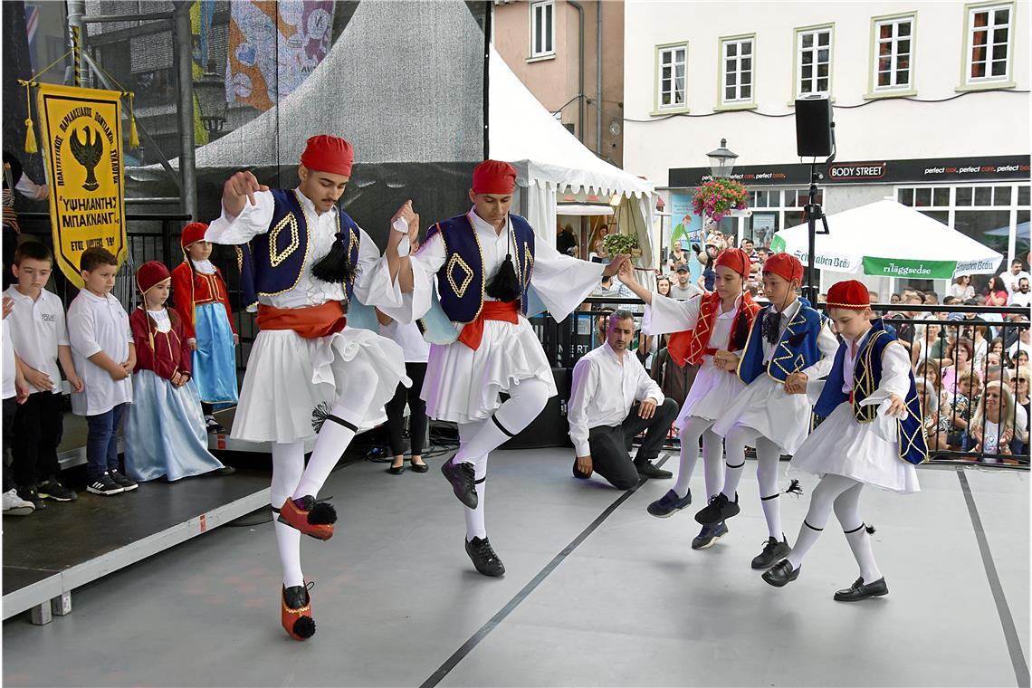Beste Atmosphäre beim Straßenfest Der Kultur- und Tanzverein Ypsilantis zeigte auf der Bühne am Marktplatz am Sonntag griechische Folkloretänze. Foto: Tobias Sellmaier