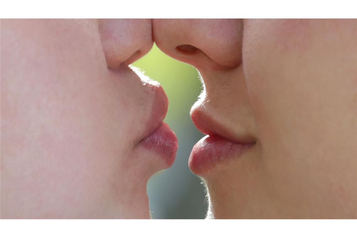 Der Kuss ist mehr als nur eine Berührung der Lippen. (Symbolbild)