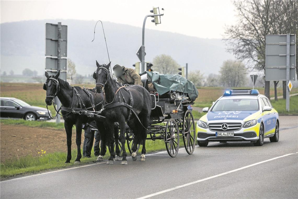 Mit der Kutsche über die B29 Der Kutscher wurde noch vor Ort über sein Fehlverhalten belehrt. Foto: 7aktuell