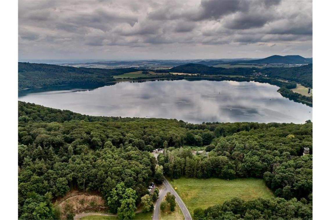 Der Lacher See, Luftaufnahme mit einer Drohne. Der Eifel-Vulkanismus ist noch aktiv. Foto: Thomas Frey/dpa