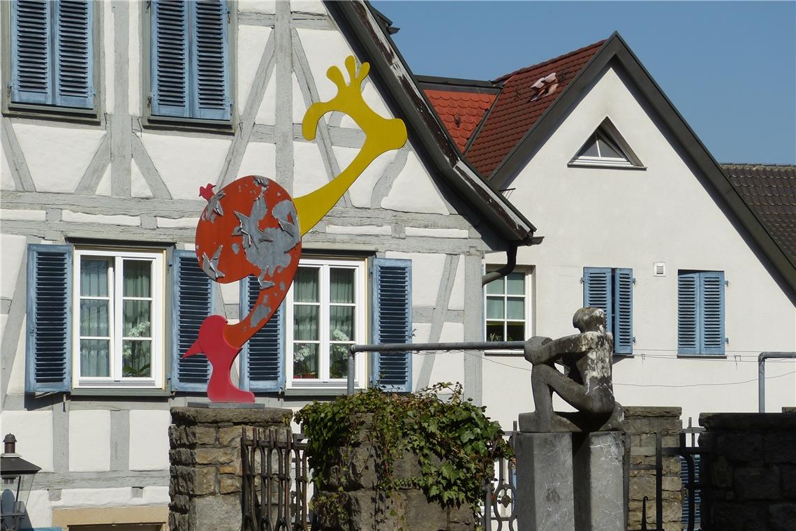 Spaziergang zur Kunst im öffentlichen Raum Der Lack ist etwas ab, die Dame mit dem Stöckelschuh (Gregor Oehmann) ist in die Jahre gekommen. Der ehrfürchtig dasitzende Bewunderer aus der Werkstatt von Youri Sistiaga ist ihr treu. Rechts: Kreibich-Brunnen am Chelmsfordplatz. Fotos: P. Wolf
