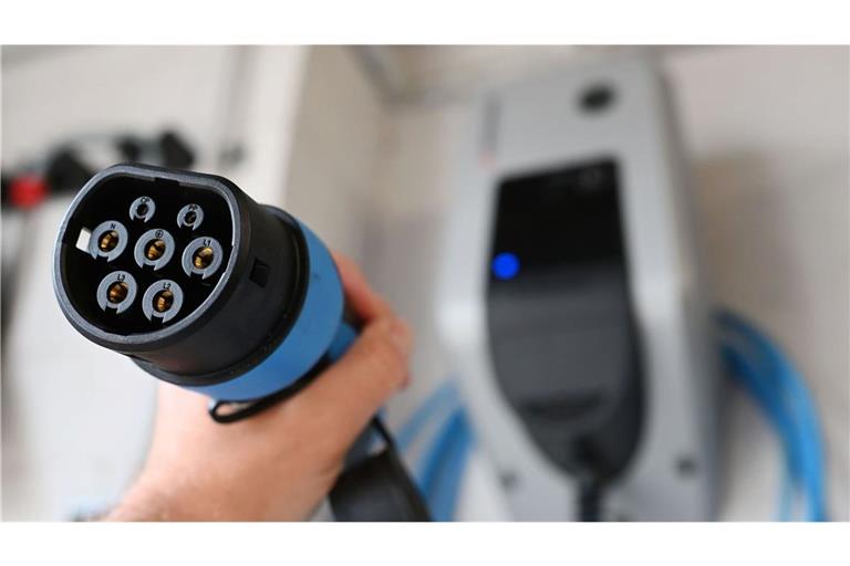 Der Ladestecker einer Wallbox mit einer Ladeleistung von 11kW, die in einer Garage angebracht ist. (Symbolbild)