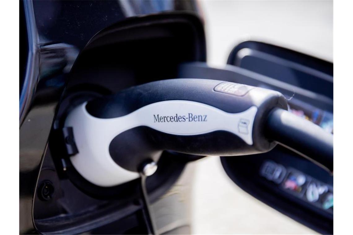 Der Ladestecker eines Autos mit Plug-in-Hybrid-Antrieb von Mercedes-Benz. Daimler will das Tempo für das Ziel CO2-Neutralität erhöhen. Foto: Christoph Soeder/dpa