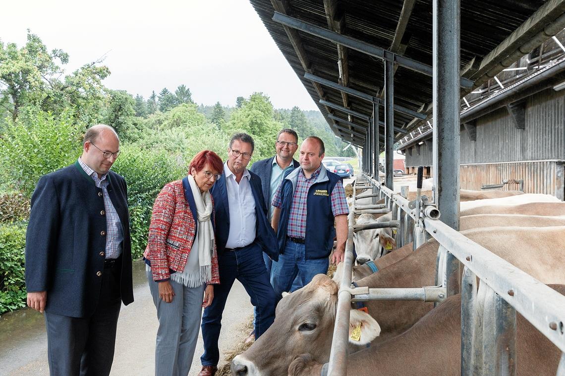 Der ländliche Raum ist für die CDU keine sichere Bank mehr. Unser Foto zeigt die Bundestagsabgeordnete Inge Gräßle zusammen mit Landwirtschaftsminister Peter Hauk (Mitte) und Murrhardts Bürgermeister Armin Mößner (links) beim Besuch des Hofs von Harald Wurst (rechts) in Hinterwestermurr. Im Hintergrund der Vorsitzende des Bauernverbands Jürgen Maurer. Archivfoto: J. Fiedler