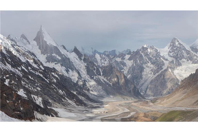 Der Laila Peak (Bergspitze links) ist ein 6069 m hoher Berg in den Masherbrum-Bergen, einer Kette des Karakorum-Gebirges in Pakistan.