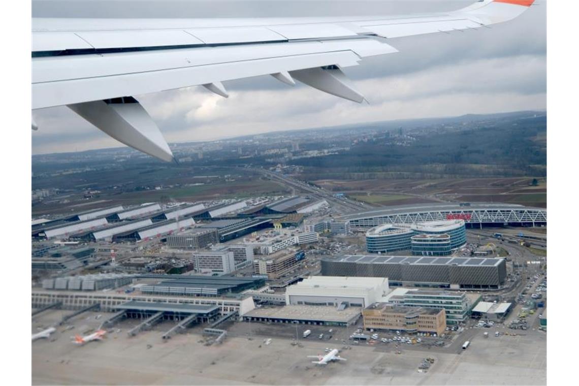Der Landesflughafen aus einem startenden Verkehrsflugzeug aus gesehen. Foto: Bernd Weissbrod/Archivbild