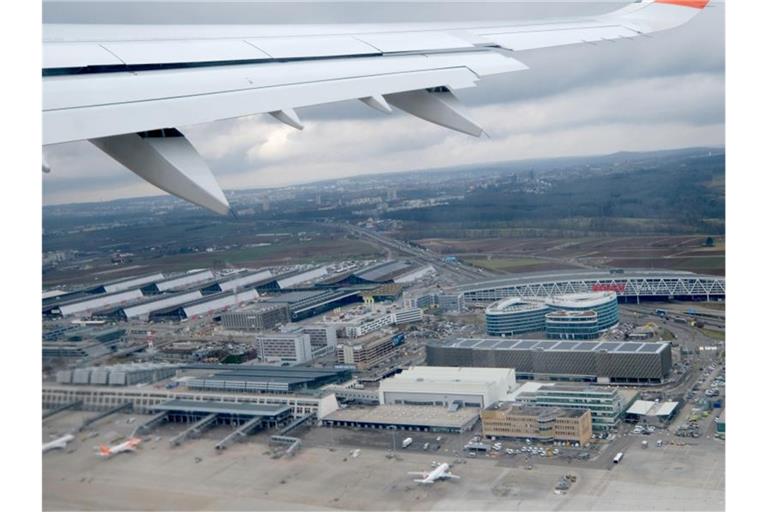 Der Landesflughafen aus einem startenden Verkehrsflugzeug aus gesehen. Foto: Bernd Weissbrod/Archivbild