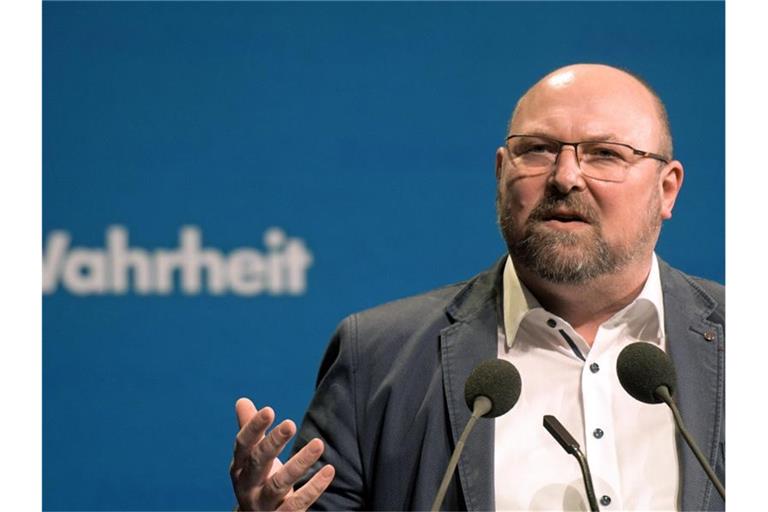 Der Landesschatzmeister Frank Kral spricht beim Parteitag der AfD Baden-Württemberg zu den Delegierten. Foto: Stefan Puchner/Archivbild