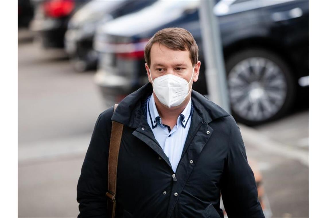 Der Landesvorsitzende der Grünen, Oliver Hildenbrand, auf dem Weg zum abschließenden Sondierungsgespräch mit der CDU. Foto: Christoph Schmidt/dpa