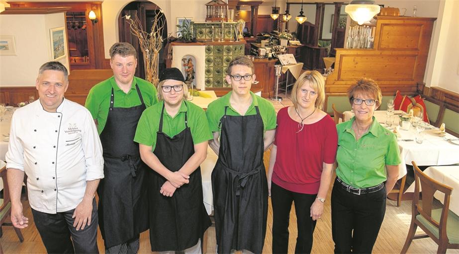 Der Landgasthof Waldhorn ist auch Ausbildungsbetrieb (von links): Waldhorn-Chef Alexander Munz, Sous-Chef Thomek Jasinski, die Auszubildenden Florian Wöhrle und Adrian Huber, Pâtissière Ute Munz-Wagner und Restaurantleiterin Sabine Müller-Ringelspacher. Foto: A. Becher