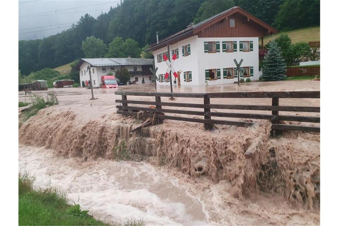 Der Landkreis Berchtesgadener Land hat nach starkem Regen den Katastrophenfall ausgerufen. Foto: Kilian Pfeiffer/dpa
