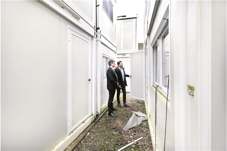 Der Landkreis verkauft über das bundeseigene Verwertungsunternehmen Vebeg insgesamt 420 Container, die er zur Flüchtlingsunterbringung angeschafft hat. Ein Teil der Module ist in Kirchberg an der Murr eingelagert. Der Erste Landesbeamte Michael Kretzschmar (links) und Ramón Olivera von der Kreisbaugruppe werfen noch einmal einen Blick auf die am Ende doch nicht benötigten Wohnstätten. Foto: J. Fiedler