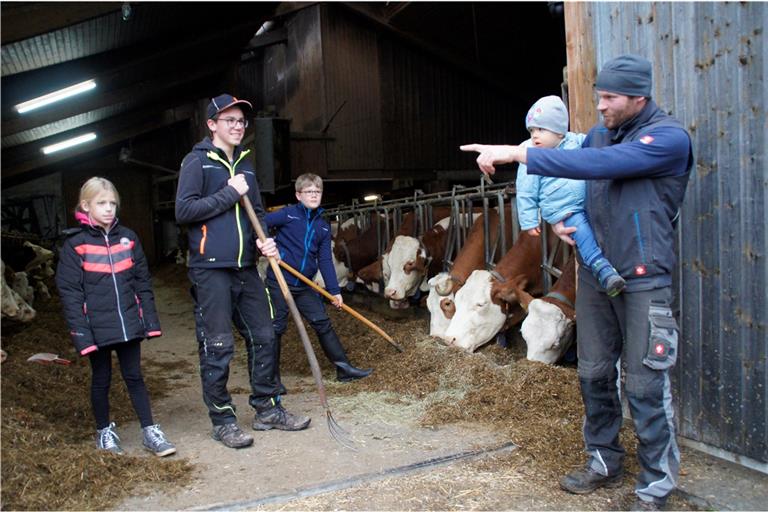 Der Landwirt Michael Böhm (34) bewirtschaftet einen Milchviehbetrieb direkt neben der Schule und ist oft von einem Pulk Kindern umringt, die teils schon eine große Hilfe sind. Von links: Selina (9), Max (16), Felix (11) und Silas (2). Foto: U. Gruber