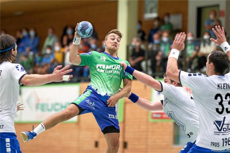 Der lange verletzt fehlende Tobias Gehrke (am Ball) will seine erste komplette Saison beim HC Oppenweiler/Backnang absolvieren. Foto: A. Becher