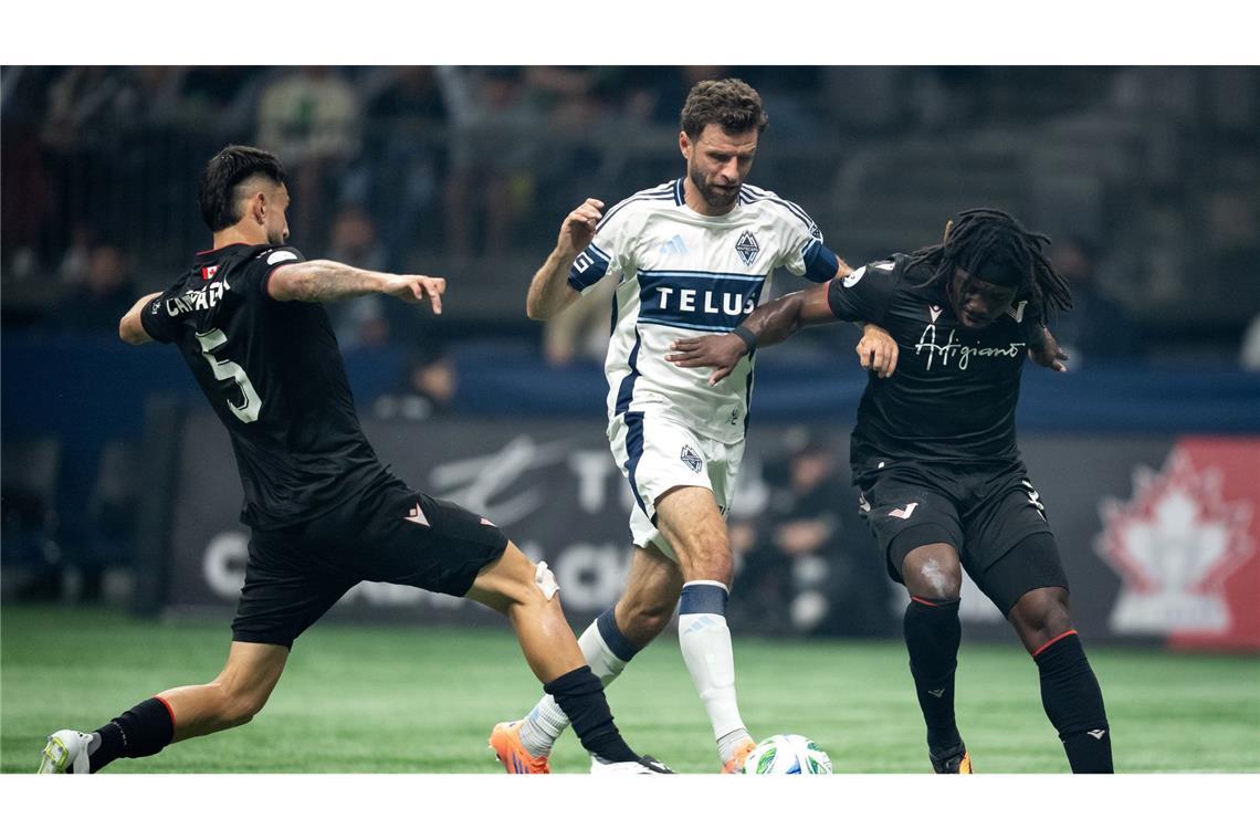 Der langjährige Bayern-Profi Thomas Müller (M) erzielte gegen den Vancouver FC selbst einen Treffer.