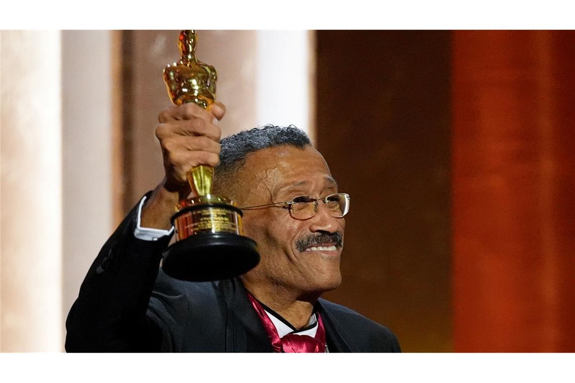 Der langjährige Szenenbildner Wynn Thomas freut sich über den Ehren-Oscar.