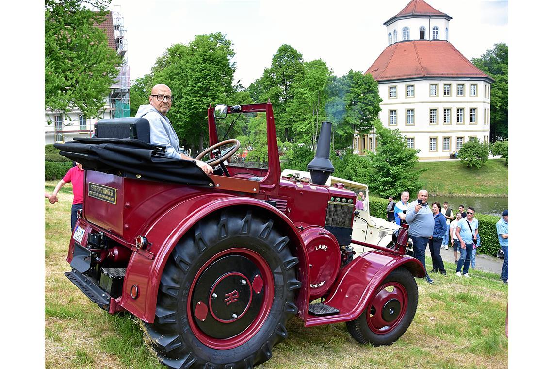 Der Lanz Schlepper raucht und knattert nach dem Anlassen  was das Zeug hält.