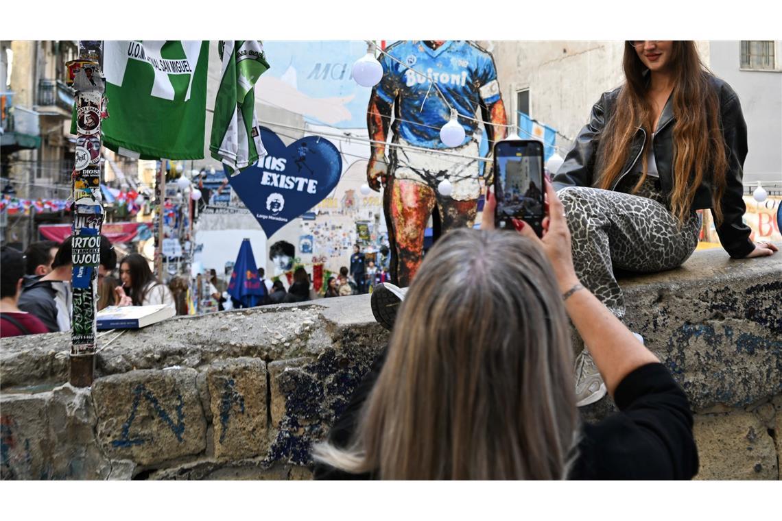 Der Largo Maradona gehört zu den wichtigsten Touristenattraktionen Neapels. (Archivbild)