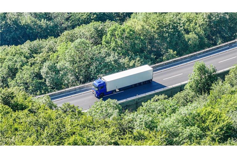 Der Lastwagen mit entzündlichem Gefahrgut steht auf der Autobahn A8 in Fahrtrichtung München.