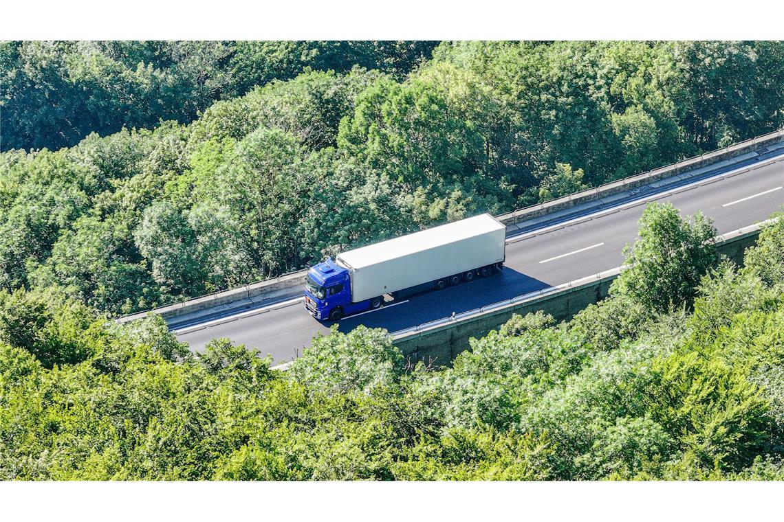 Der Lastwagen mit entzündlichem Gefahrgut steht auf der Autobahn 8 in Fahrtrichtung München.