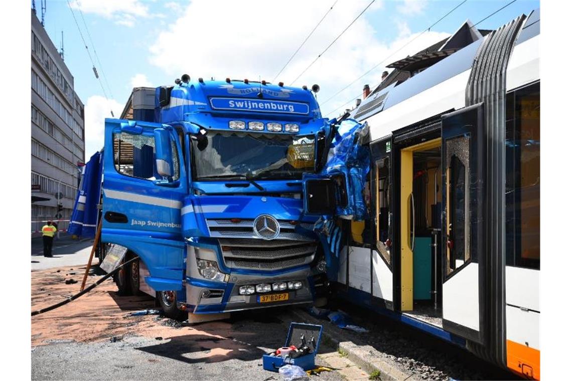 Zusammenstoß zwischen Laster und Straßenbahn: Neun Verletzte